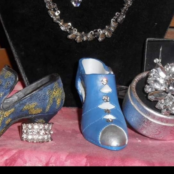 Rhinestone Fashion Ring - Picture 6 of 9